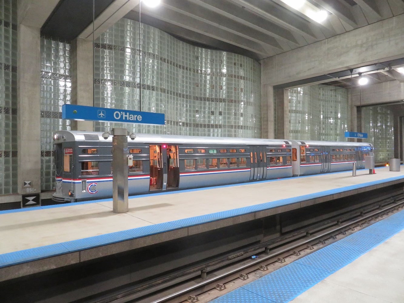 6000-series train at O'Hare station